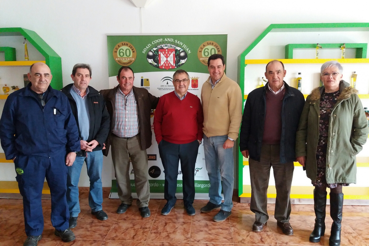 El presidente del PP andaluz, D. Juan Manuel Moreno, visita nuestra cooperativa